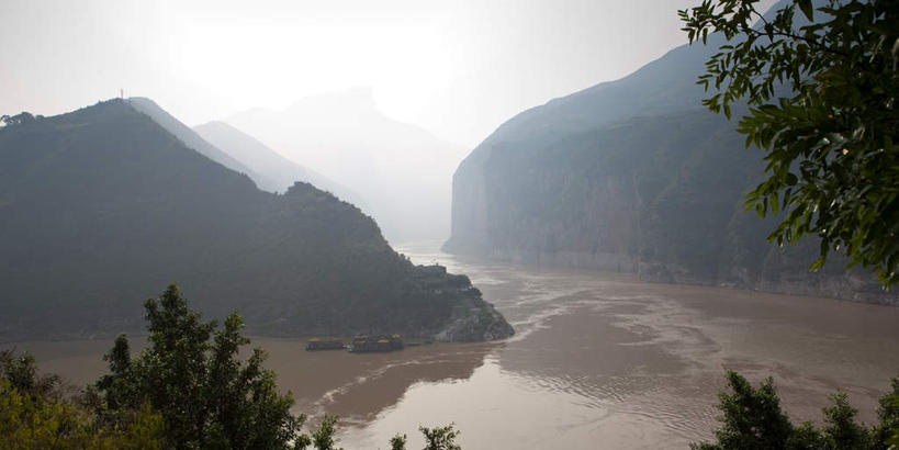 无人,横图,室外,白天,正面,旅游,度假,河流,石头,美景,山,山脉,树林,水,植物,雾,长江三峡,重庆,中国,亚洲,阴影,朦胧,模糊,光线,石子,影子,河水,景观,山峰,水流,山峦,娱乐,树,树木,蓝色,绿色,蓝天,天空,阳光,自然,群山,天,享受,休闲,景色,放松,生长,晴朗,成长,迷雾,自然风光,长江,东亚,湖北,湖北省,万里无云,中华人民共和国,西南地区,重庆市,渝,奉节县,巫山县,华中地区,鄂,宜昌,宜昌市,恩施,恩施州,恩施土家族苗族自治州,巴东县,母亲河,石块,岩石,大雾,晴空,晴空万里,彩图,白帝城,瞿塘峡,夔峡,南津关,秭归,秭归县