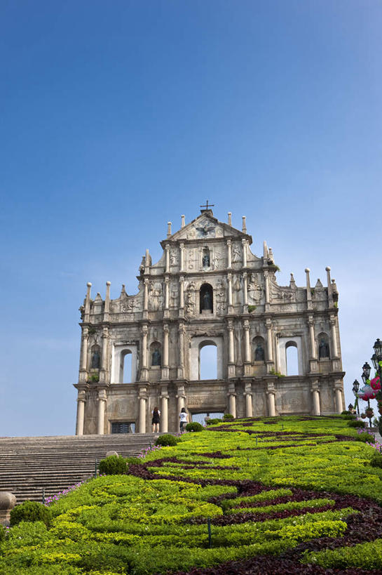 无人,教堂,竖图,室外,白天,仰视,旅游,度假,石头,名胜古迹,山,山脉,植物,标志建筑,地标,建筑,澳门,中国,亚洲,阴影,节日,遗迹,光线,石子,影子,山峰,山峦,古迹,文化,文物,娱乐,建设,古建筑,废墟,树,树木,蓝色,绿色,蓝天,天空,阳光,自然,群山,天,祈祷,享受,休闲,健康,旅游胜地,放松,许愿,宗教,信仰,生长,晴朗,成长,纪念,祈求,基督教,天主教,信念,古文明,东亚,大三巴牌坊,万里无云,港澳台,中华人民共和国,澳门特别行政区,澳,平安,石块,岩石,晴空,晴空万里,彩图,低角度拍摄,大教堂,礼拜堂