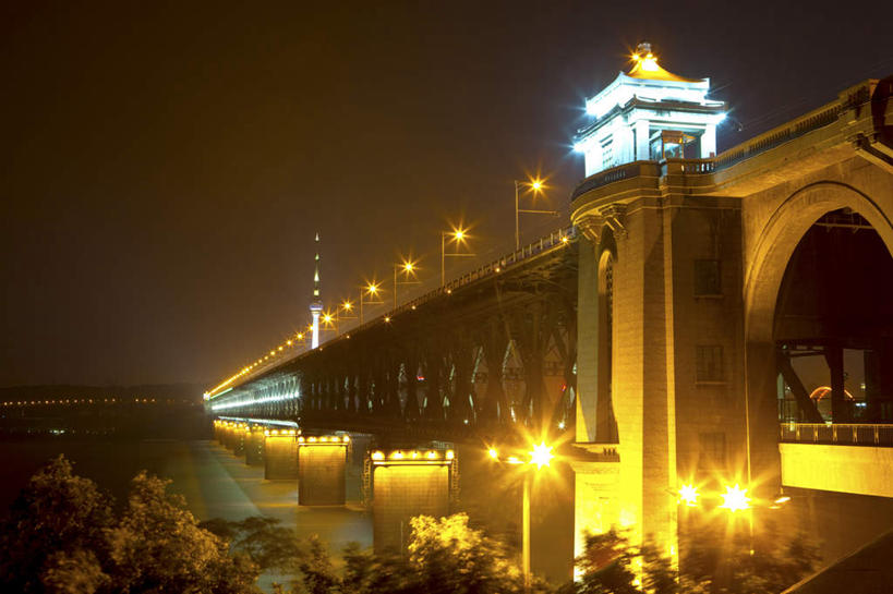 无人,横图,室外,夜晚,正面,旅游,度假,河流,水,植物,标志建筑,大桥,地标,建筑,立交桥,路灯,桥梁,照明,武汉,中国,亚洲,阴影,波纹,朦胧,模糊,光线,影子,河水,水流,高架,斜拉桥,桥,灯光,涟漪,娱乐,建设,灯,树,树木,绿色,倒影,水纹,自然,波浪,享受,休闲,旅游胜地,放松,生长,成长,照亮,倒映,照明设备,东亚,湖北,湖北省,武昌区,武汉市,武昌,武汉长江大桥,汉阳,中华人民共和国,省会,水晕,华中地区,鄂,反照,彩图,龟山,汉阳区,黄鹄山,蛇山