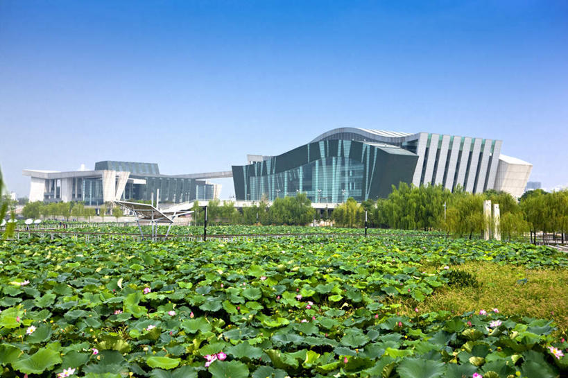 无人,音乐厅,家,横图,室外,白天,正面,旅游,度假,植物,标志建筑,地标,建筑,睡莲,叶子,武汉,中国,亚洲,阴影,盛开,光线,影子,房屋,屋子,池塘,水池,荷叶,花蕾,娱乐,建设,楼房,住宅,花,花瓣,花朵,鲜花,树,树木,蓝色,绿色,蓝天,天空,阳光,自然,天,花苞,花蕊,享受,休闲,旅游胜地,放松,生长,晴朗,成长,东亚,纯真,妖艳,湖北,湖北省,武汉市,万里无云,汉阳,中华人民共和国,省会,莲叶,水芹花,抒情,洁净,华中地区,鄂,水洋花,子午莲,叶,叶片,晴空,晴空万里,彩图,房子,演奏厅,汉阳区