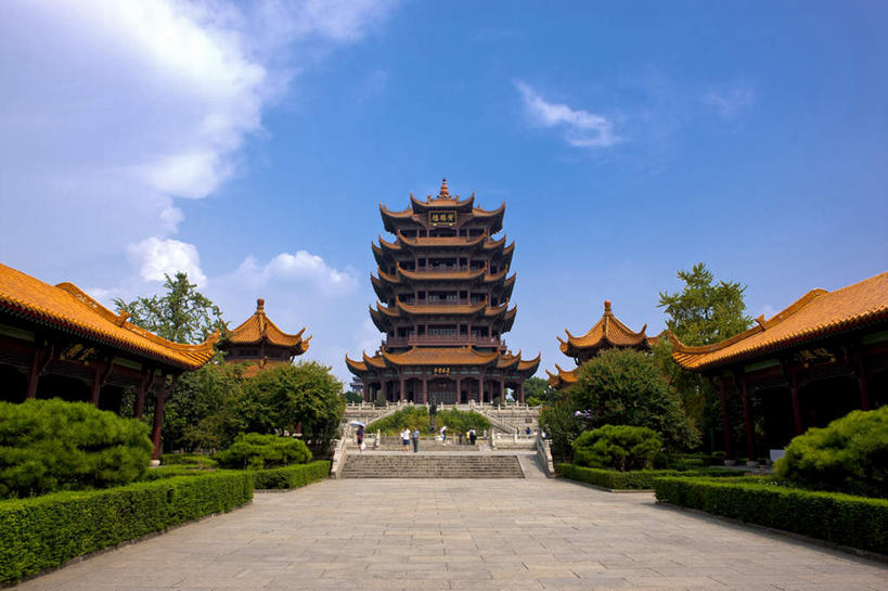 无人,寺庙,栏杆,横图,室外,白天,仰视,旅游,度假,名胜古迹,植物,楼梯,标志建筑,地标,建筑,武汉,中国,亚洲,阴影,遗迹,光线,扶手,影子,阶梯,云,云朵,塔,云彩,古迹,文物,娱乐,建设,古建筑,宝塔,护栏,台阶,树,树木,蓝色,绿色,白云,蓝天,天空,阳光,自然,庙宇,天,享受,休闲,旅游胜地,放松,生长,晴朗,成长,古文明,东亚,湖北,湖北省,黄鹤楼,武昌区,武汉市,武昌,中华人民共和国,省会,华中地区,鄂,浮图,浮屠,晴空,彩图,低角度拍摄,庙,寺,黄鹄山,蛇山