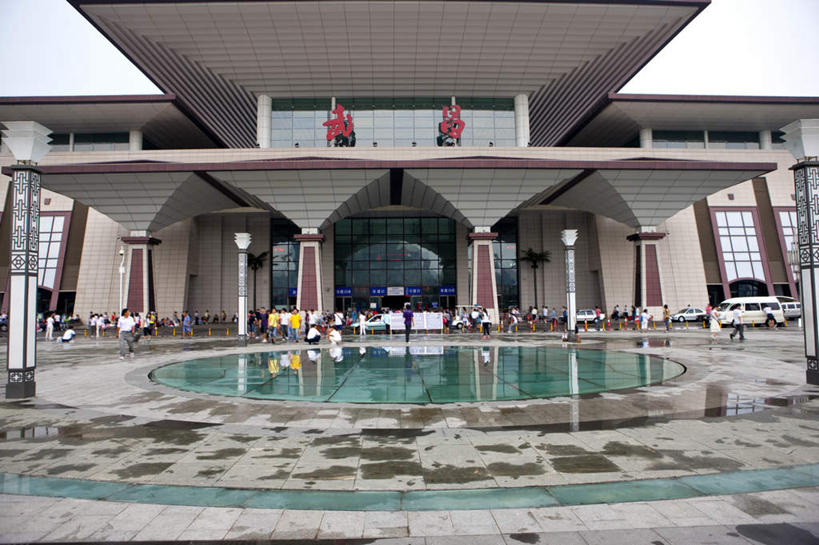 东方人,家,站,横图,室外,白天,正面,旅游,度假,标志建筑,地标,建筑,车站,武汉,中国,亚洲,行人,游客,游人,服装,标志,文字,字符,房屋,屋子,站台,许多人,黄种人,娱乐,标识,建设,楼房,月台,路人,旅客,住宅,衣服,站着,一群人,享受,休闲,汉字,旅游胜地,放松,服饰,衣着,穿着,中文,东亚,湖北,湖北省,武昌区,武汉市,武昌,中华人民共和国,省会,国文,华文,华中地区,鄂,衣饰,过客,男人,男性,年轻男性,年轻女性,女人,女性,亚洲人,站立,彩图,全身,房子,武昌火车站,武昌站