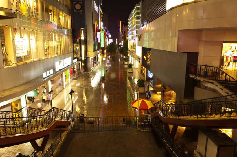 东方人,家,高楼大厦,商店,栏杆,走,横图,俯视,室外,夜晚,购物,度假,消费,美景,楼梯,城市风光,超市,城市,大厦,建筑,路灯,摩天大楼,商场,夜景,照明,武汉,中国,亚洲,行人,游客,游人,阴影,服装,朦胧,模糊,光线,扶手,伞,影子,雨伞,遮阳伞,房屋,阶梯,屋子,景观,公寓,灯光,许多人,黄种人,娱乐,阳伞,洋房,护栏,楼房,路人,旅客,台阶,住宅,灯,衣服,楼宇,一群人,享受,休闲,景色,放松,金融,百货,服饰,照亮,太阳伞,衣着,照明设备,穿着,选购,贸易,百货公司,东亚,湖北,湖北省,武汉市,汉口,中华人民共和国,省会,血拼,华中地区,鄂,衣饰,过客,男人,男性,年轻男性,年轻女性,女人,女性,亚洲人,步行,散步,走路,彩图,高角度拍摄,全身,房子,大楼,高层建筑,高楼,购物商场,购物中心,摩天楼,商业中心,东方芝加哥,江汉路步行街