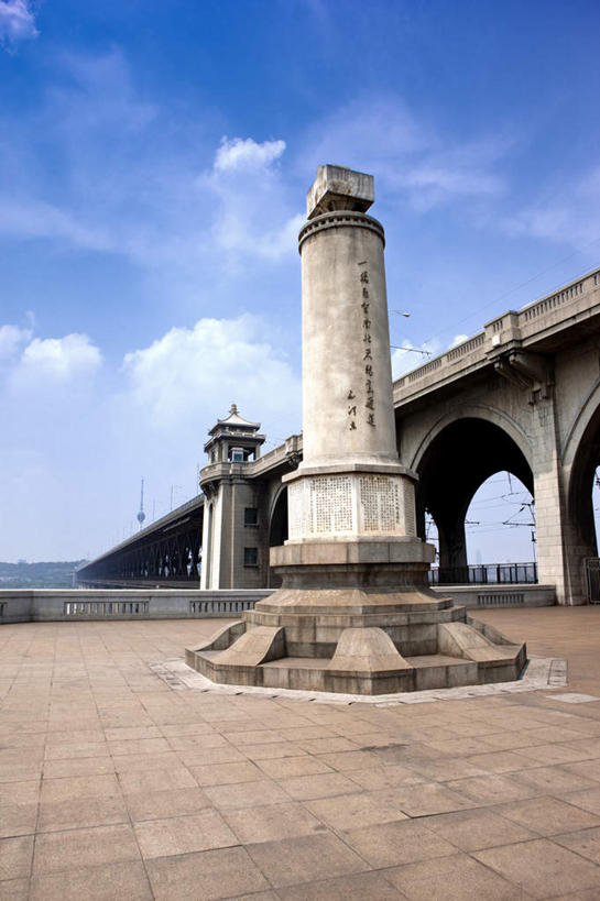 无人,竖图,室外,白天,仰视,旅游,度假,标志建筑,大桥,地标,建筑,立交桥,桥梁,雕塑,武汉,中国,亚洲,阴影,艺术,装饰,光线,标志,雕刻,雕像,文字,影子,字符,云,云朵,高架,斜拉桥,桥,云彩,娱乐,标识,建设,蓝色,白云,蓝天,天空,阳光,工艺品,天,享受,休闲,汉字,旅游胜地,放松,晴朗,纪念,美术,中文,主题,陈列,东亚,湖北,湖北省,武昌区,武汉市,武昌,武汉长江大桥,汉阳,中华人民共和国,省会,功能,美学,国文,华文,华中地区,鄂,晴空,彩图,低角度拍摄,龟山,汉阳区,黄鹄山,蛇山