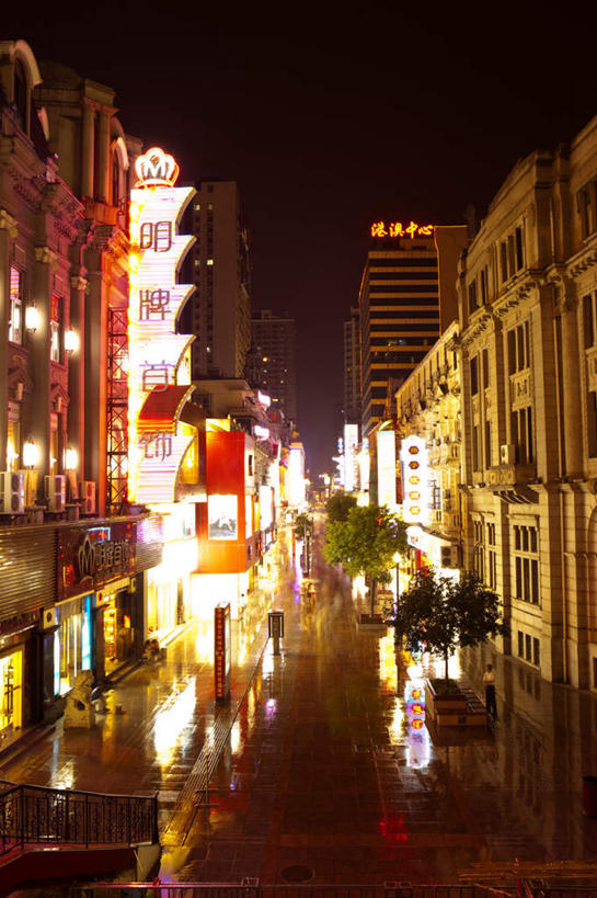 东方人,家,高楼大厦,商店,走,竖图,俯视,室外,夜晚,购物,度假,消费,美景,城市风光,超市,城市,大厦,建筑,路灯,摩天大楼,商场,夜景,照明,武汉,中国,亚洲,行人,游客,游人,阴影,服装,朦胧,模糊,光线,影子,房屋,屋子,景观,公寓,灯光,许多人,黄种人,娱乐,洋房,楼房,路人,旅客,住宅,灯,衣服,楼宇,一群人,享受,休闲,景色,放松,金融,百货,服饰,照亮,衣着,照明设备,穿着,选购,贸易,百货公司,东亚,湖北,湖北省,武汉市,汉口,中华人民共和国,省会,血拼,华中地区,鄂,衣饰,过客,男人,男性,年轻男性,年轻女性,女人,女性,亚洲人,步行,散步,走路,彩图,高角度拍摄,全身,房子,大楼,高层建筑,高楼,购物商场,购物中心,摩天楼,商业中心,东方芝加哥,江汉路步行街