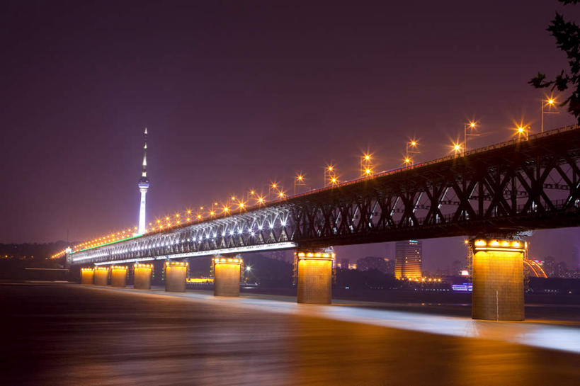 无人,横图,室外,夜晚,正面,旅游,度假,河流,水,植物,标志建筑,大桥,地标,建筑,立交桥,路灯,桥梁,夜景,照明,武汉,中国,亚洲,阴影,波纹,光线,影子,河水,水流,高架,斜拉桥,桥,灯光,涟漪,娱乐,建设,灯,树,树木,绿色,倒影,水纹,自然,波浪,享受,休闲,旅游胜地,放松,生长,成长,照亮,倒映,照明设备,东亚,湖北,湖北省,武昌区,武汉市,武昌,武汉长江大桥,汉阳,中华人民共和国,省会,水晕,华中地区,鄂,反照,彩图,龟山,汉阳区,黄鹄山,蛇山