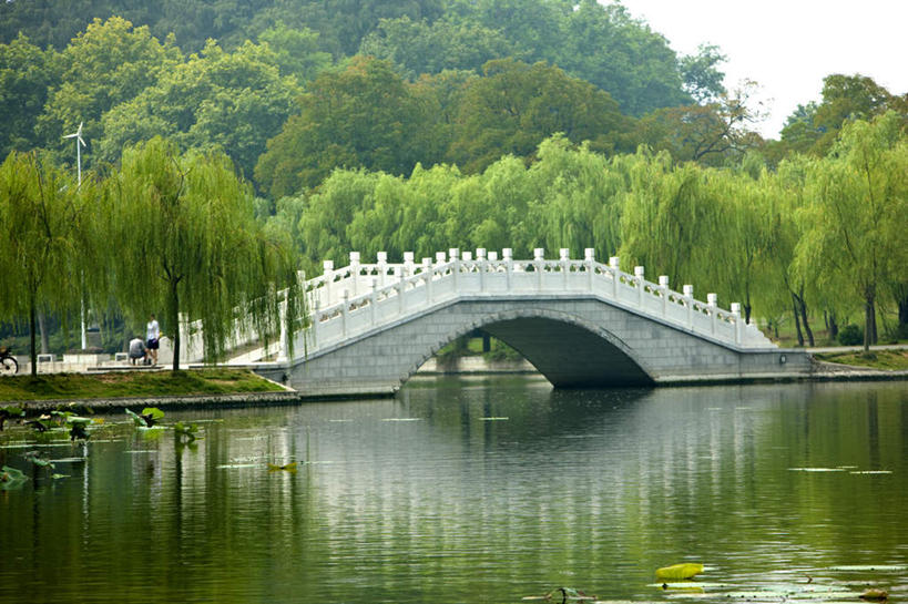 无人,栏杆,横图,室外,白天,正面,旅游,度假,湖,湖泊,石头,美景,水,植物,柳树,东湖,武汉,中国,亚洲,波纹,石子,湖面,景观,水流,水面,围栏,桥,涟漪,娱乐,石桥,护栏,垂柳,拱桥,栈桥,树,树木,绿色,倒影,水纹,自然,波浪,湖水,享受,休闲,景色,放松,拱形,生长,成长,人行桥,石拱桥,倒映,自然风光,东亚,湖北,湖北省,武汉市,中华人民共和国,省会,水晕,华中地区,鄂,倒挂柳,反照,石块,垂枝柳,彩图,武汉东湖,武汉东湖风景区