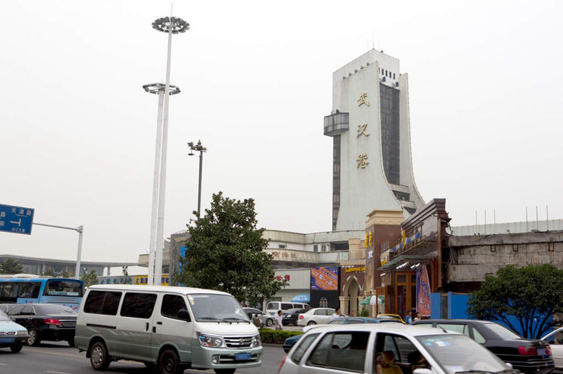 东方人,走,横图,室外,白天,正面,旅游,度假,植物,标志建筑,道路,地标,建筑,路,路灯,公路,汽车,照明,武汉,中国,亚洲,行人,游客,游人,服装,标志,文字,字符,灯光,交通,许多人,黄种人,娱乐,标识,建设,路人,旅客,车,灯,树,树木,衣服,绿色,自然,交通工具,轿车,一群人,享受,休闲,汉字,旅游胜地,放松,服饰,生长,成长,照亮,衣着,照明设备,穿着,中文,载具,东亚,湖北,湖北省,武汉市,汉口,武汉港,中华人民共和国,省会,国文,华文,华中地区,鄂,衣饰,过客,男人,男性,年轻男性,年轻女性,女人,女性,亚洲人,马路,步行,散步,走路,彩图,全身,东方芝加哥