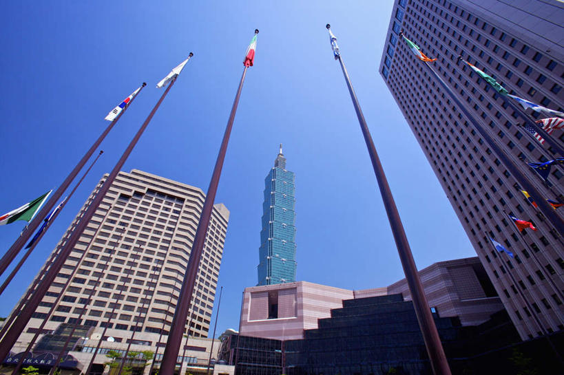 无人,高楼大厦,横图,室外,白天,仰视,度假,美景,城市风光,标志建筑,城市,大厦,地标,建筑,摩天大楼,旗帜,台湾,中国,亚洲,阴影,光线,影子,景观,娱乐,旗子,建设,蓝色,蓝天,天空,阳光,天,享受,休闲,景色,放松,晴朗,东亚,台北,台北101,台北101大楼,万里无云,港澳台,中华人民共和国,省会,旌旗,旗号,台北市,台湾省,台北101大厦,台北国际金融中心,信义区,晴空,晴空万里,彩图,低角度拍摄,大楼,高层建筑,高楼,摩天楼,台