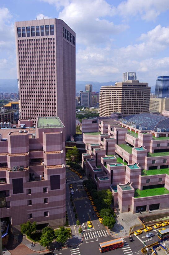 无人,家,高楼大厦,竖图,俯视,航拍,室外,白天,度假,美景,植物,城市风光,标志建筑,城市,大厦,道路,地标,建筑,路,摩天大楼,公路,汽车,台湾,中国,亚洲,阴影,光线,影子,房屋,屋子,景观,云,云朵,公寓,分界线,停车线,交通,云彩,娱乐,建设,洋房,楼房,住宅,车,树,树木,蓝色,绿色,白云,蓝天,天空,阳光,自然,交通工具,轿车,天,享受,休闲,景色,放松,生长,晴朗,成长,车行道,车行道分界线,鸟瞰,载具,标线,东亚,车行线,台北,港澳台,中华人民共和国,省会,台北市,台湾省,信义区,晴空,马路,彩图,高角度拍摄,房子,大楼,高层建筑,高楼,摩天楼,东区,台北东区,台北世界贸易中心,台北世贸,信义计划区,台