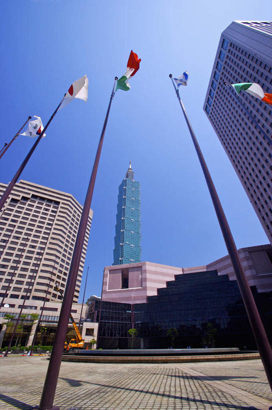 无人,高楼大厦,竖图,室外,白天,仰视,度假,美景,城市风光,标志建筑,城市,大厦,地标,建筑,摩天大楼,旗帜,台湾,中国,亚洲,阴影,光线,影子,景观,娱乐,旗子,建设,蓝色,蓝天,天空,阳光,天,享受,休闲,景色,放松,晴朗,东亚,台北,台北101,台北101大楼,万里无云,港澳台,中华人民共和国,省会,旌旗,旗号,台北市,台湾省,台北101大厦,台北国际金融中心,信义区,晴空,晴空万里,彩图,低角度拍摄,大楼,高层建筑,高楼,摩天楼,台
