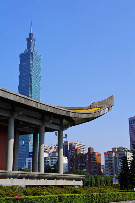 无人,高楼大厦,竖图,室外,白天,仰视,度假,草地,草坪,美景,植物,城市风光,标志建筑,城市,大厦,地标,建筑,摩天大楼,台湾,中国,亚洲,阴影,光线,影子,景观,娱乐,建设,草,树,树木,蓝色,绿色,蓝天,天空,阳光,自然,天,享受,休闲,景色,放松,生长,晴朗,成长,东亚,台北,台北101,台北101大楼,万里无云,国父纪念馆,港澳台,中华人民共和国,省会,中山公园,台北市,台湾省,台北101大厦,台北国际金融中心,信义区,晴空,晴空万里,彩图,低角度拍摄,大楼,高层建筑,高楼,摩天楼,台北国父纪念馆,台