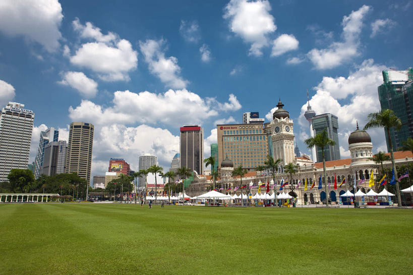 东方人,家,高楼大厦,横图,室外,白天,正面,度假,办公楼,草地,草坪,美景,植物,城市风光,城市,大厦,建筑,摩天大楼,写字楼,马来西亚,亚洲,行人,游客,游人,阴影,服装,光线,影子,房屋,屋子,景观,云,云朵,公寓,首都,许多人,云彩,黄种人,娱乐,洋房,楼房,路人,旅客,住宅,草,树,树木,衣服,蓝色,绿色,白云,蓝天,天空,阳光,自然,楼宇,天,一群人,享受,休闲,商务楼,景色,放松,服饰,东南亚,生长,晴朗,成长,衣着,穿着,吉隆坡,独立广场,衣饰,马来西亚联邦,过客,男人,男性,年轻男性,年轻女性,女人,女性,亚洲人,晴空,彩图,全身,房子,大楼,高层建筑,高楼,摩天楼