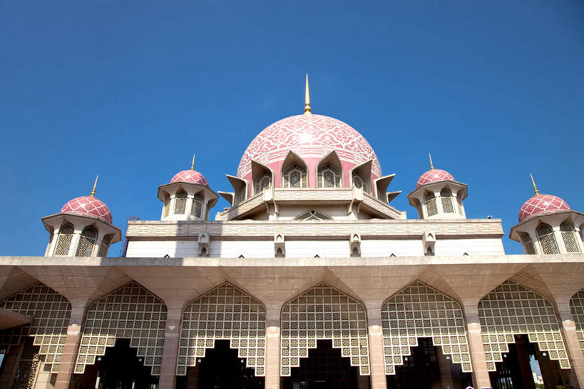 无人,横图,室外,白天,仰视,旅游,度假,门,标志建筑,地标,建筑,马来西亚,亚洲,一排,阴影,节日,整齐,光线,影子,墙,拱门,首都,文化,娱乐,建设,墙壁,墙面,排列,粉色,蓝色,蓝天,天空,阳光,门框,天,祈祷,享受,休闲,健康,旅游胜地,放松,许愿,宗教,东南亚,信仰,晴朗,纪念,祈求,伊斯兰教,队列,清真寺,万里无云,布城,马来西亚联邦,平安,晴空,晴空万里,彩图,低角度拍摄,太子城,普特清真寺,粉红清真寺