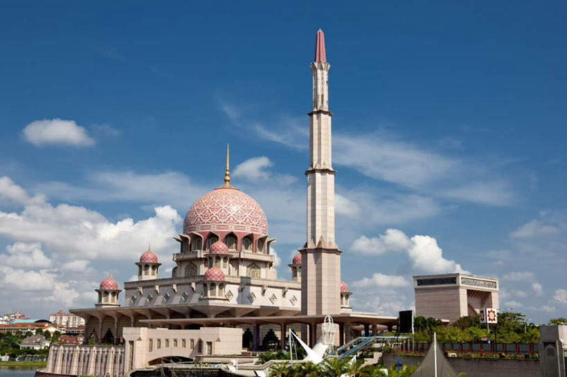 无人,横图,室外,白天,仰视,旅游,度假,植物,标志建筑,地标,建筑,马来西亚,亚洲,阴影,节日,光线,影子,云,云朵,首都,云彩,文化,娱乐,建设,树,树木,蓝色,绿色,白云,蓝天,天空,阳光,自然,天,祈祷,享受,休闲,健康,旅游胜地,放松,许愿,宗教,东南亚,信仰,生长,晴朗,成长,纪念,祈求,伊斯兰教,清真寺,布城,马来西亚联邦,平安,晴空,彩图,低角度拍摄,太子城,普特清真寺,粉红清真寺