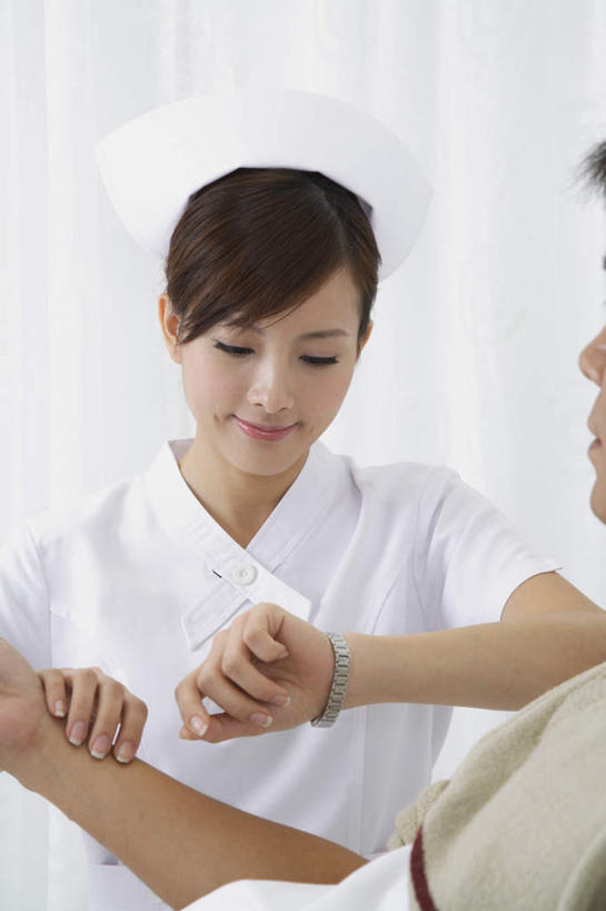 东方人,两个人,病人,护士,站,躺,笑,微笑,竖图,室内,白天,白色背景,正面,工作服,制服,帽子,亚洲,服装,时间,时钟,手表,计时,注视,黄种人,衣服,钟表,观察,看,站着,表,摄影,服饰,影棚,观看,腕表,察看,护士帽,白衣天使,衣着,穿着,关注,病患,把脉,工作制服,衣饰,切脉,评脉,卧着,男人,男性,年轻女性,女人,女性,中年男性,亚洲人,患者,就医者,钟,躺着,卧,站立,半身,彩图,影棚拍摄,工作套服,拍摄