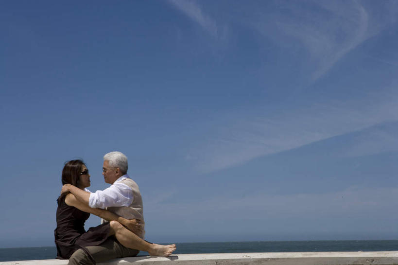 东方人,中年人,两个人,家庭,夫妻,坐,抱,笑,盘腿,微笑,露齿笑,横图,室外,白天,侧面,爱情,海浪,海洋,亚洲,服装,浪花,水平线,云,云朵,辽阔,海平线,浪漫,云彩,注视,休闲装,黄种人,光脚,衣服,蓝色,白云,蓝天,天空,海水,天,观察,看,休闲,广阔,温暖,温馨,一家人,赤脚,休闲服,恩爱,恋人,服饰,晴朗,抱着,观看,一望无际,和睦,察看,搂着,关注,海景,无边无际,一马平川,男人,男性,女人,女性,中年男性,中年女性,亚洲人,夫妇,情侣,大海,风浪,海,海水的波动,近岸浪,涌浪,晴空,怀抱,搂,搂抱,盘腿而坐,盘膝,盘着腿的,盘着腿坐,双腿交叉,相抱,拥抱,坐着,半身,彩图,伴侣,融洽,水天相接,水天一线