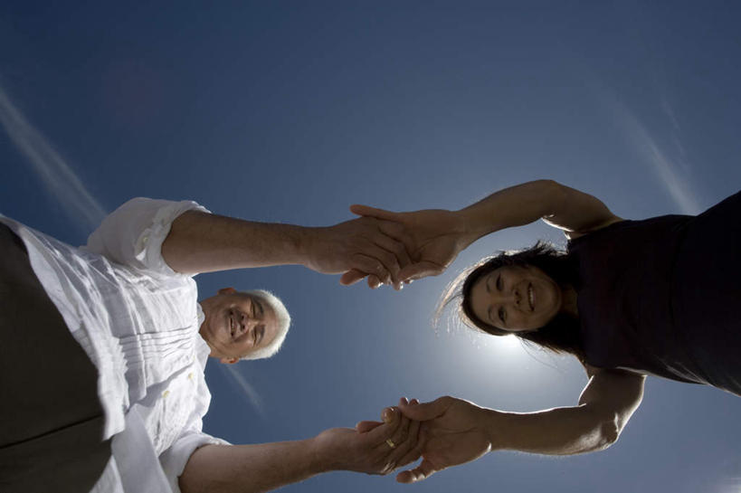 东方人,中年人,两个人,家庭,夫妻,站,握手,笑,微笑,露齿笑,横图,室外,白天,仰视,爱情,太阳,亚洲,阴影,服装,光线,影子,云,云朵,浪漫,云彩,注视,休闲装,黄种人,衣服,蓝色,白云,蓝天,天空,阳光,天,低头,观察,看,站着,休闲,温暖,温馨,一家人,休闲服,恩爱,恋人,服饰,晴朗,观看,和睦,察看,关注,男人,男性,女人,女性,中年男性,中年女性,亚洲人,夫妇,情侣,晴空,搀手,拉手,手拉手,手握手,站立,半身,彩图,低角度拍摄,伴侣,融洽