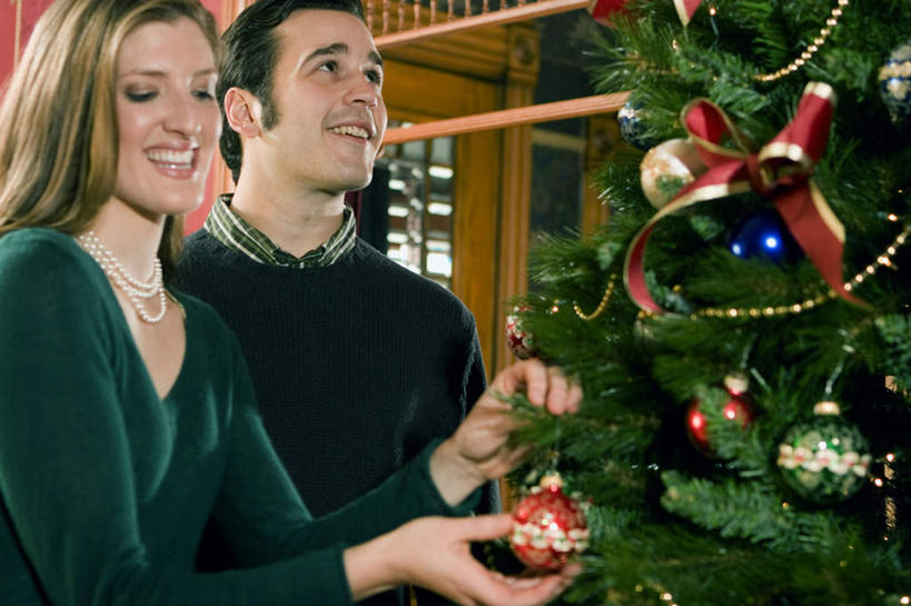 西方人,两个人,家庭,夫妻,站,笑,微笑,露齿笑,横图,室内,白天,正面,爱情,植物,项链,照明,欧洲,圣诞节,欧洲人,握,服装,节日,庆祝,装饰,环绕,缠绕,彩灯,挂饰,灯光,圣诞树,圣诞球,浪漫,拿,拿着,注视,休闲装,文化,灯,球,装饰品,树,树木,衣服,绿色,自然,饰品,首饰,灯具,观察,看,站着,庆典,休闲,球体,温暖,温馨,一家人,休闲服,恩爱,握着,恋人,服饰,花灯,生长,成长,观看,纪念,华丽,修饰,照亮,点缀,和睦,察看,照明设备,关注,纠缠,衬托,美观,雅致,雅观,男人,男性,年轻男性,年轻女性,女人,女性,白种人,年轻人,夫妇,情侣,站立,半身,彩图,伴侣,融洽