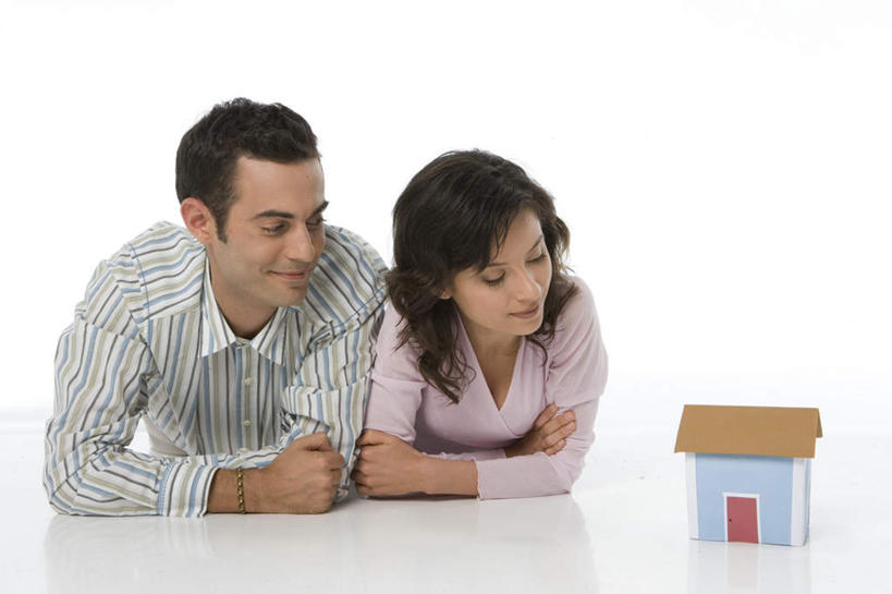 西方人,两个人,家庭,夫妻,站,横图,室内,白天,白色背景,正面,爱情,桌面,桌子,欧洲,欧洲人,阴影,服装,立体,反射,空间,木制,影子,浪漫,扭头,注视,休闲装,衣服,模型,木制品,观察,看,靠,靠着,站着,转头,休闲,温暖,温馨,一家人,休闲服,恩爱,规划,恋人,摄影,服饰,影棚,观看,和睦,察看,关注,直观,建筑模型,建筑设计,男人,男性,年轻男性,年轻女性,女人,女性,白种人,年轻人,夫妇,情侣,设计,站立,半身,彩图,影棚拍摄,拍摄,伴侣,融洽