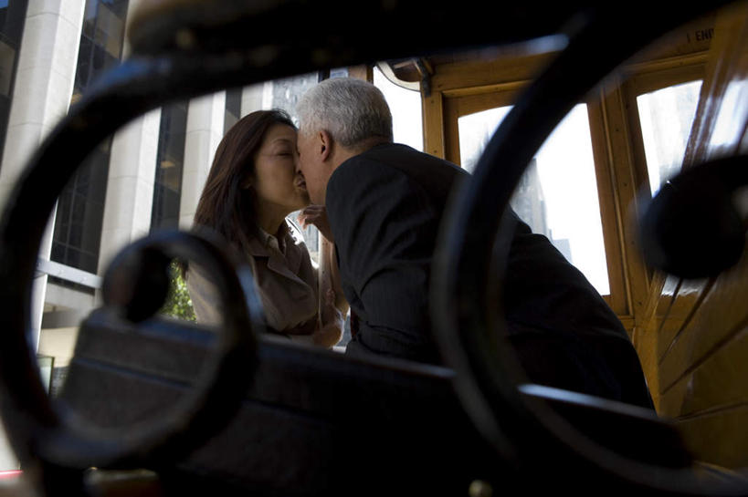 东方人,中年人,两个人,家庭,夫妻,坐,闭眼,吻,横图,室外,白天,仰视,爱情,公共汽车,椅子,亚洲,一辆,服装,木椅,巴士,公交车,浪漫,休闲装,黄种人,车,衣服,交通工具,休闲,温暖,温馨,一家人,休闲服,恩爱,恋人,服饰,和睦,载具,男人,男性,女人,女性,中年男性,中年女性,亚洲人,夫妇,情侣,闭眼睛,闭着眼,闭着眼睛,接吻,亲,亲吻,亲嘴,坐着,半身,彩图,低角度拍摄,伴侣,融洽