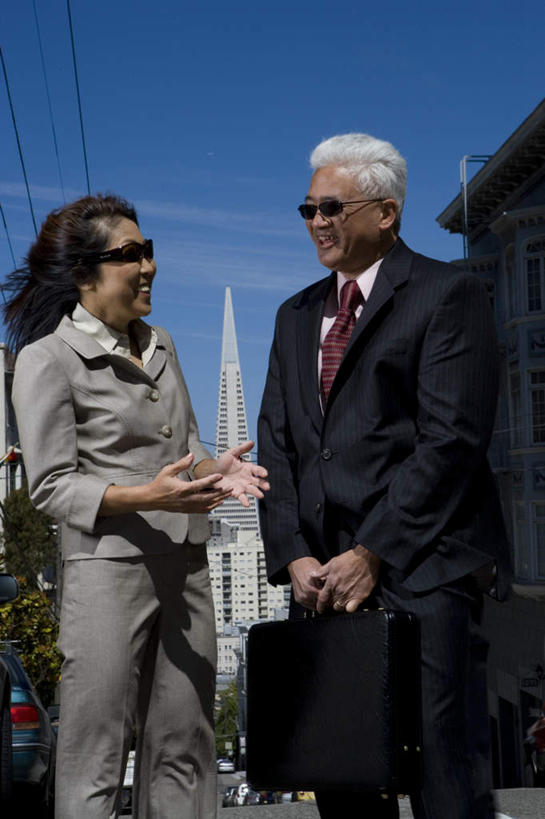 东方人,两个人,夫妻,商务人士,商务男性,商务女性,家,站,笑,微笑,露齿笑,竖图,室外,白天,正面,衬衫,爱情,亚洲,握,阴影,套装,光线,包,公文包,墨镜,眼镜,影子,房屋,屋子,公寓,领带,浪漫,拿,拿着,注视,黄种人,洋房,楼房,住宅,蓝色,蓝天,天空,阳光,太阳镜,太阳眼镜,天,观察,看,站着,遮阳镜,恩爱,握着,恋人,晴朗,公事包,观看,察看,象征,庄重,关注,商务装,身份,工薪阶层,万里无云,正式,地位,男人,男性,女人,女性,中年男性,中年女性,亚洲人,夫妇,情侣,白领,上班族,晴空,晴空万里,站立,半身,彩图,衬衣,房子,伴侣