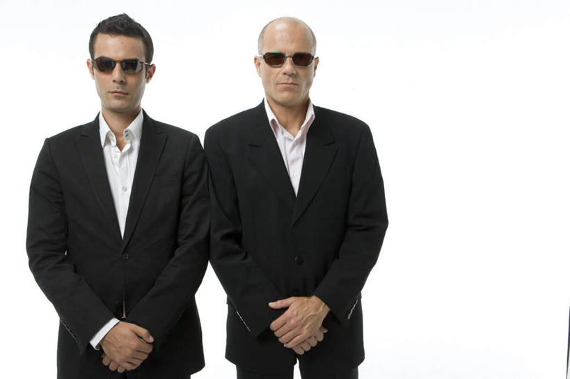 西方人,两个人,伙伴,朋友,警卫,站,笑,微笑,横图,室内,白天,白色背景,正面,西装,友谊,合作,团队,欧洲,欧洲人,握,阴影,套装,正装,反射,墨镜,眼镜,影子,注视,职业装,太阳镜,太阳眼镜,观察,看,站着,遮阳镜,战略,握着,摄影,影棚,观看,察看,关注,保镖,联合,合谋,保镳,配合,协作,男人,男性,年轻男性,中年男性,白种人,站立,半身,彩图,影棚拍摄,拍摄