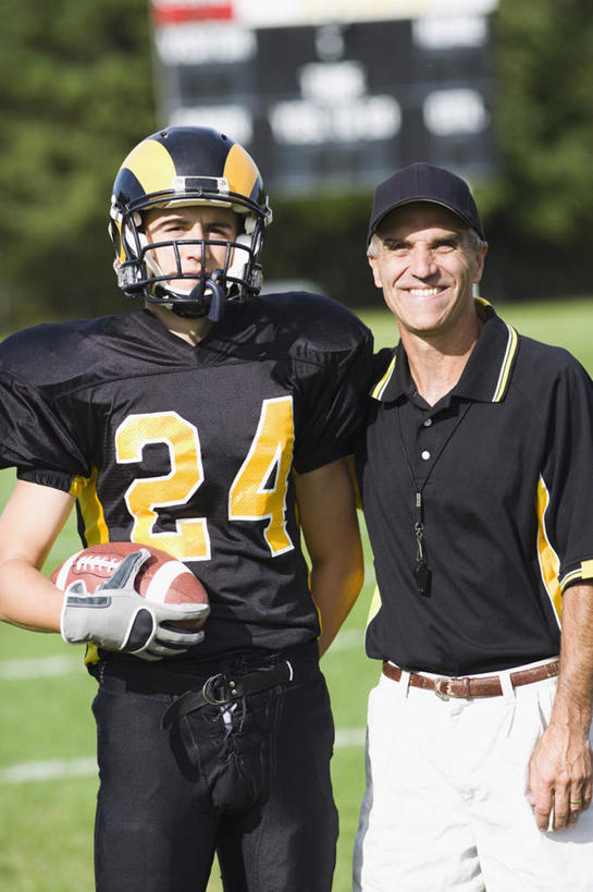 西方人,两个人,伙伴,朋友,运动员,体育馆,运动场,站,笑,微笑,露齿笑,竖图,室外,白天,正面,运动服,锻炼,友谊,成功,运动,合作,团队,信心,竞争,显示器,橄榄球,草地,草坪,植物,帽子,欧洲,欧洲人,握,服装,朦胧,模糊,标志,屏幕,数字,头盔,文字,字符,速度,拿,拿着,注视,标识,显示屏,运动器械,体育场,队伍,草,树,树木,衣服,绿色,自然,安全帽,观察,看,站着,健身器械,力量,平衡,战略,握着,阿拉伯数字,服饰,生长,成长,观看,协调,察看,衣着,成就,穿着,关注,健身器材,橄榄球运动员,灵敏,合伙,输出设备,柔韧,记分牌,联合,合谋,运动馆,美式橄榄球,耐力,衣饰,电子记分牌,配合,体育,协作,美式足球,男人,男性,年轻男性,白种人,体育运动员,运动选手,站立,半身,彩图,健身,运动器材,运动装