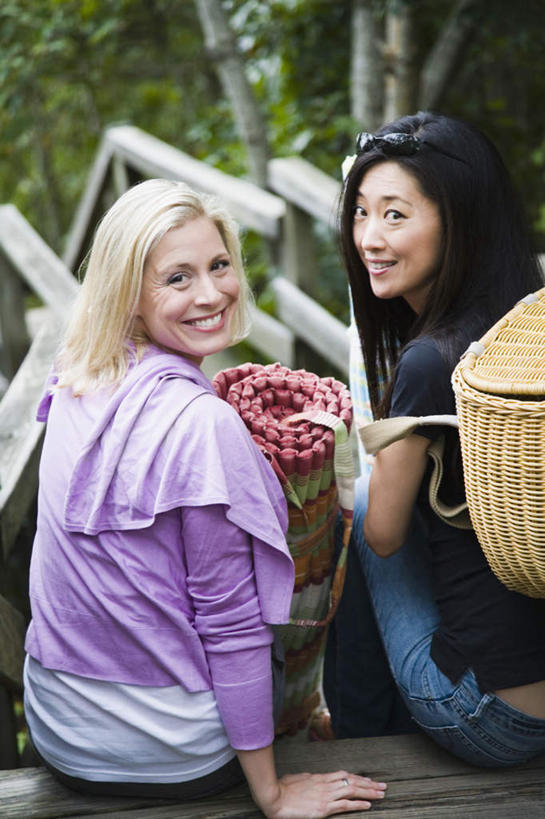 东方人,西方人,两个人,伙伴,朋友,栏杆,坐,笑,交叉,微笑,露齿笑,竖图,室外,白天,友谊,植物,楼梯,竹子,欧洲,欧洲人,亚洲,竹制,服装,编织,扶手,篮子,墨镜,眼镜,阶梯,扭头,注视,休闲装,黄种人,护栏,台阶,树,树木,背面,衣服,绿色,自然,太阳镜,太阳眼镜,竹篮,观察,看,转头,休闲,休闲服,遮阳镜,服饰,生长,成长,观看,竹条,交织,察看,竹制品,关注,穿插,友情,女人,女性,中年女性,白种人,亚洲人,坐着,半身,彩图