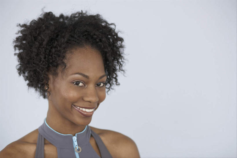 西方人,一个人,站,笑,微笑,露齿笑,横图,室内,白天,正面,晚礼服,项链,欧洲,非洲,黑人,欧洲人,仅一个年轻女性,仅一个女性,仅一个人,灰色背景,注视,装饰品,黑色,饰品,首饰,观察,看,站着,摄影,影棚,观看,察看,关注,年轻女性,女人,女性,非洲人,卷发,站立,半身,彩图,影棚拍摄,晚宴服,舞会服,洋服,洋装,夜礼服,拍摄,发,短发