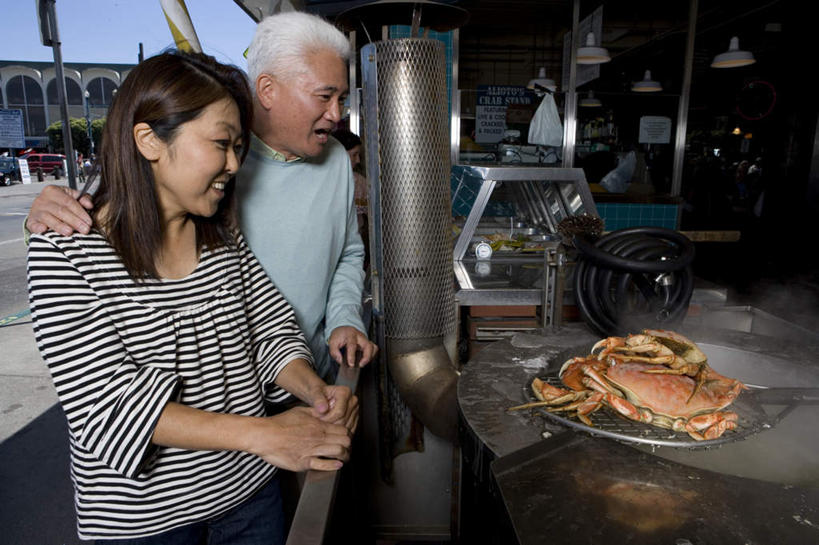 蟹,东方人,中年人,两个人,家庭,夫妻,餐厅,站,抱,笑,微笑,露齿笑,横图,室外,白天,正面,爱情,烹饪,厨具,金属制品,亚洲,握,阴影,服装,光线,金属,螃蟹,锅子,影子,浪漫,注视,休闲装,黄种人,锅,衣服,蓝色,蓝天,天空,阳光,天,观察,看,站着,休闲,温暖,温馨,一家人,休闲服,恩爱,握着,恋人,服饰,晴朗,锅具,抱着,观看,和睦,察看,搂着,关注,毛蟹,大闸蟹,烹饪用具,河蟹,万里无云,中华绒螯蟹,男人,男性,女人,女性,中年男性,中年女性,亚洲人,夫妇,情侣,烹调用具,晴空,晴空万里,搂,搂抱,烹调,站立,半身,彩图,餐馆,饭店,饭馆,伴侣,融洽