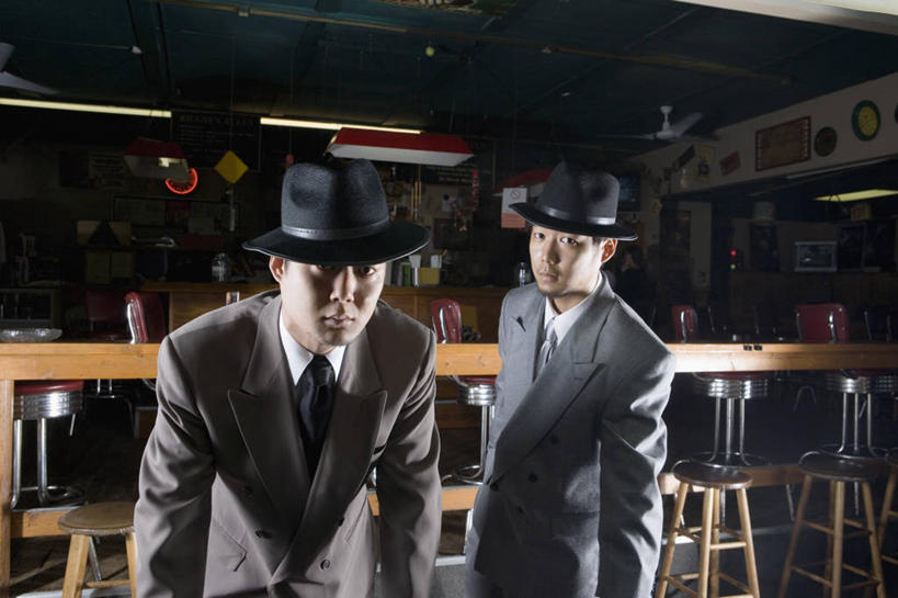 东方人,两个人,伙伴,朋友,酒吧,栏杆,站,横图,室内,白天,正面,衬衫,西装,友谊,合作,团队,台球,帽子,椅子,亚洲,撑,撞球,套装,正装,球杆,围栏,领带,注视,职业装,礼帽,黄种人,运动器械,护栏,彩球,观察,看,站着,健身器械,战略,观看,吧椅,察看,台球桌,撑着,罪犯,关注,健身器材,斯诺克,联合,合谋,吧台椅,酒吧椅,斯诺克球,斯诺克台球,歹徒,配合,协作,桌球,男人,男性,年轻男性,亚洲人,站立,半身,彩图,衬衣,酒吧间,酒馆,运动器材