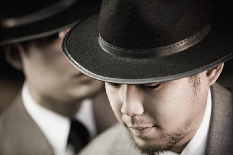 东方人,脸,头,脸颊,两个人,伙伴,朋友,笑,微笑,横图,室内,特写,白天,正面,衬衫,西装,友谊,合作,团队,帽子,亚洲,阴影,套装,正装,朦胧,模糊,反射,影子,领带,注视,职业装,礼帽,黄种人,肩膀,观察,看,战略,观看,察看,罪犯,关注,联合,合谋,一顶,歹徒,配合,协作,男人,男性,年轻男性,亚洲人,头部,脸部,脸蛋,面部,半身,彩图,衬衣