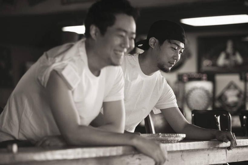 东方人,两个人,伙伴,朋友,酒吧,站,笑,微笑,露齿笑,横图,室内,白天,侧面,友谊,合作,团队,桌子,照明,亚洲,阴影,服装,朦胧,模糊,光线,影子,灯光,注视,休闲装,黄种人,顶灯,灯,衣服,白色,灯具,观察,看,站着,休闲,休闲服,战略,搭,服饰,观看,照亮,察看,罪犯,照明设备,搭着,关注,联合,合谋,歹徒,配合,协作,男人,男性,年轻男性,亚洲人,站立,半身,彩图,酒吧间,酒馆