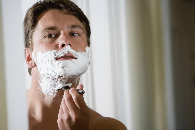 西方人,脸,头,脸颊,脖子,手,头发,一个人,横图,室内,特写,白天,正面,镜子,卫生间,浴室,欧洲,欧洲人,仅一个男性,仅一个人,一把,握,阴影,朦胧,模糊,反射,剃须刀,影子,棕色,注视,肩膀,仅一个年轻男性,观察,看,清洁,手部,护理,握着,观看,单手,刮胡刀,剃须膏,镜像,察看,镜面,关注,剃须,剃须泡沫,剃须啫喱,仪容,刮胡泡,刮胡啫喱,剃须沫,剃须泡,仪表,男人,男性,年轻男性,白种人,头部,直发,脖,颈,颈部,脸部,脸蛋,面部,淋浴房,半身,彩图,冲凉房,沐浴间,沐浴室,短发