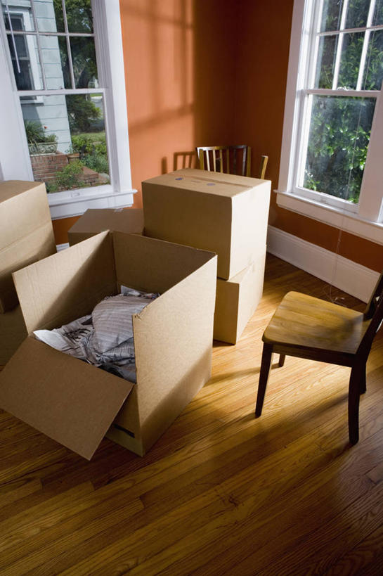 无人,竖图,俯视,室内,白天,窗户,地板,椅子,一堆,许多,阴影,堆叠,堆积,反射,包装,影子,纸箱,木椅,墙,地面,木地板,玻璃窗,墙壁,墙面,容器,箱子,堆,搬家,迁移,纸板箱,包装箱,迁居,乔迁,搬迁,彩图,高角度拍摄