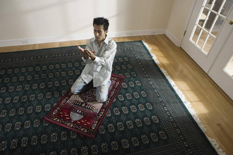 西方人,一个人,跪,闭眼,捧,横图,俯视,室内,白天,窗户,地毯,欧洲,欧洲人,仅一个男性,仅一个人,跪拜,阴影,服装,节日,装饰,编织,反射,影子,手工艺品,墙,织物,休闲装,文化,玻璃窗,墙壁,墙面,膜拜,仅一个年轻男性,衣服,白色,工艺品,祈祷,休闲,健康,休闲服,许愿,宗教,服饰,信仰,纪念,华丽,修饰,祈求,点缀,伊斯兰教,衬托,美观,雅致,雅观,平安,男人,男性,年轻男性,白种人,闭眼睛,闭着眼,闭着眼睛,端,端着,跪着,捧着,手捧,彩图,高角度拍摄,全身