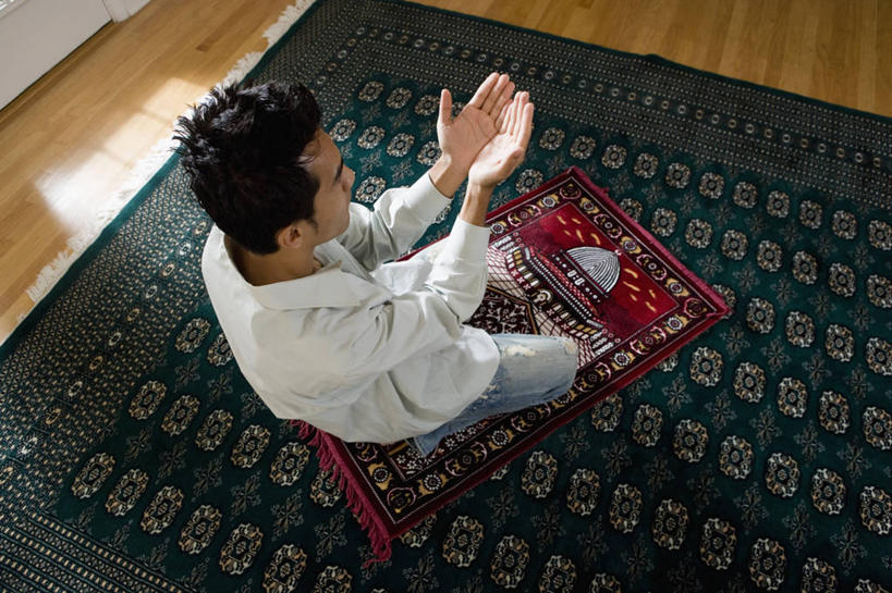 西方人,一个人,跪,闭眼,捧,横图,俯视,室内,白天,地毯,欧洲,欧洲人,仅一个男性,仅一个人,跪拜,阴影,服装,节日,装饰,编织,反射,影子,手工艺品,墙,织物,休闲装,文化,墙壁,墙面,膜拜,仅一个年轻男性,衣服,白色,工艺品,祈祷,休闲,健康,休闲服,许愿,宗教,服饰,信仰,纪念,华丽,修饰,祈求,点缀,伊斯兰教,衬托,美观,雅致,雅观,平安,男人,男性,年轻男性,白种人,闭眼睛,闭着眼,闭着眼睛,端,端着,跪着,捧着,手捧,彩图,高角度拍摄,全身