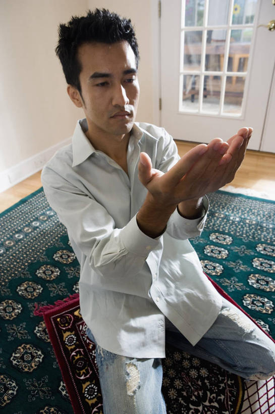 西方人,一个人,跪,闭眼,捧,竖图,俯视,室内,白天,窗户,地毯,欧洲,欧洲人,仅一个男性,仅一个人,跪拜,阴影,服装,节日,装饰,编织,反射,影子,手工艺品,墙,织物,休闲装,文化,玻璃窗,墙壁,墙面,膜拜,仅一个年轻男性,衣服,白色,工艺品,祈祷,休闲,健康,休闲服,许愿,宗教,服饰,信仰,纪念,华丽,修饰,祈求,点缀,伊斯兰教,衬托,美观,雅致,雅观,平安,男人,男性,年轻男性,白种人,闭眼睛,闭着眼,闭着眼睛,端,端着,跪着,捧着,手捧,半身,彩图,高角度拍摄