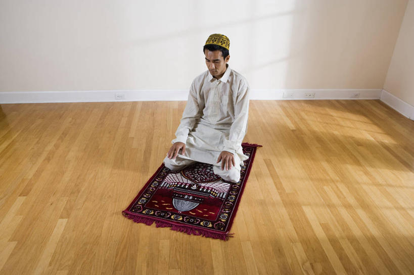 西方人,一个人,跪,闭眼,横图,俯视,室内,白天,民族服装,地毯,帽子,欧洲,欧洲人,仅一个男性,仅一个人,跪拜,阴影,节日,装饰,编织,反射,影子,手工艺品,墙,织物,礼帽,文化,墙壁,墙面,仅一个年轻男性,黄色,白色,工艺品,祈祷,健康,许愿,宗教,信仰,纪念,华丽,修饰,祈求,点缀,伊斯兰教,衬托,美观,雅致,雅观,平安,男人,男性,年轻男性,白种人,闭眼睛,闭着眼,闭着眼睛,跪着,彩图,高角度拍摄,全身,传统服装,民俗服