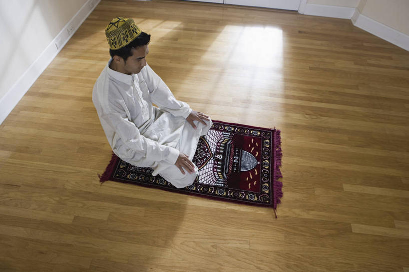 西方人,一个人,跪,闭眼,横图,俯视,室内,白天,民族服装,地毯,帽子,欧洲,欧洲人,仅一个男性,仅一个人,跪拜,阴影,节日,装饰,编织,反射,影子,手工艺品,墙,织物,礼帽,文化,墙壁,墙面,仅一个年轻男性,黄色,白色,工艺品,祈祷,健康,许愿,宗教,信仰,纪念,华丽,修饰,祈求,点缀,伊斯兰教,衬托,美观,雅致,雅观,平安,男人,男性,年轻男性,白种人,闭眼睛,闭着眼,闭着眼睛,跪着,彩图,高角度拍摄,全身,传统服装,民俗服