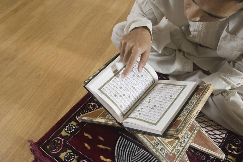 西方人,一个人,坐,盘腿,横图,俯视,室内,白天,地毯,桌面,桌子,帽子,书籍,欧洲,欧洲人,仅一个男性,仅一个人,一本,指,阴影,服装,节日,装饰,编织,反射,木制,影子,手工艺品,织物,休闲装,礼帽,方向,文化,仅一个年轻男性,衣服,木制品,书本,工艺品,祈祷,手势,休闲,健康,休闲服,许愿,宗教,服饰,信仰,纪念,华丽,修饰,祈求,点缀,伊斯兰教,指向,食指,经书,古兰经,衬托,美观,雅致,雅观,平安,男人,男性,年轻男性,白种人,书,图书,盘腿而坐,盘膝,盘着腿的,盘着腿坐,双腿交叉,坐着,半身,彩图,高角度拍摄