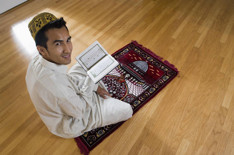 西方人,一个人,坐,捧,笑,盘腿,微笑,横图,俯视,室内,白天,地毯,帽子,书籍,欧洲,欧洲人,仅一个男性,仅一个人,一本,阴影,服装,节日,装饰,编织,反射,影子,手工艺品,墙,织物,扭头,注视,休闲装,礼帽,文化,墙壁,墙面,仅一个年轻男性,衣服,白色,书本,工艺品,观察,看,祈祷,转头,休闲,健康,休闲服,许愿,宗教,服饰,信仰,观看,纪念,华丽,修饰,祈求,点缀,察看,伊斯兰教,关注,经书,古兰经,衬托,美观,雅致,雅观,平安,男人,男性,年轻男性,白种人,书,图书,端,端着,盘腿而坐,盘膝,盘着腿的,盘着腿坐,捧着,手捧,双腿交叉,坐着,彩图,高角度拍摄,全身