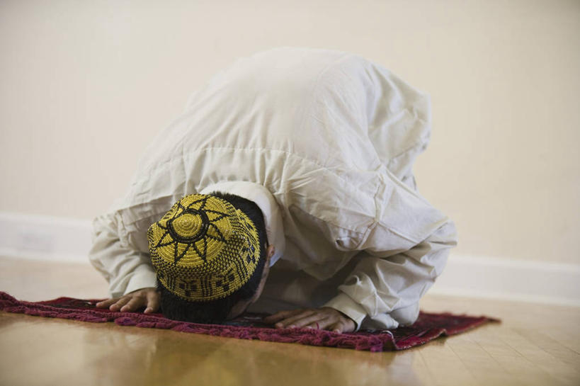 西方人,一个人,跪,横图,室内,白天,正面,地毯,帽子,欧洲,欧洲人,仅一个男性,仅一个人,跪拜,弯腰,阴影,服装,节日,装饰,编织,反射,影子,手工艺品,墙,织物,休闲装,礼帽,文化,墙壁,墙面,仅一个年轻男性,衣服,白色,工艺品,祈祷,休闲,健康,休闲服,许愿,宗教,服饰,信仰,纪念,华丽,修饰,祈求,点缀,伊斯兰教,弯身,衬托,美观,雅致,雅观,平安,男人,男性,年轻男性,白种人,跪着,彩图,全身