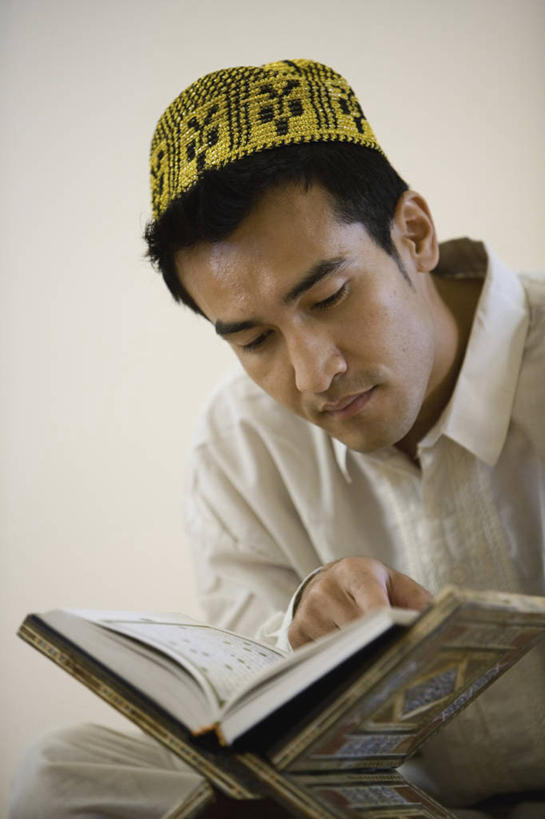 西方人,一个人,坐,竖图,室内,白天,正面,帽子,书籍,欧洲,欧洲人,仅一个男性,仅一个人,一本,指,阴影,服装,节日,反射,影子,注视,休闲装,礼帽,方向,文化,架子,仅一个年轻男性,衣服,书本,低头,观察,看,祈祷,手势,休闲,健康,休闲服,许愿,宗教,服饰,信仰,观看,纪念,祈求,察看,伊斯兰教,指向,食指,关注,经书,古兰经,平安,男人,男性,年轻男性,白种人,书,图书,坐着,半身,彩图