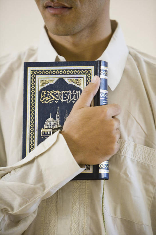 西方人,脸,头,脸颊,手,一个人,站,笑,微笑,竖图,室内,特写,白天,正面,书籍,欧洲,欧洲人,仅一个男性,仅一个人,握,服装,节日,墙,拿,拿着,休闲装,文化,肩膀,墙壁,墙面,仅一个年轻男性,衣服,白色,书本,祈祷,站着,休闲,健康,手部,休闲服,握着,许愿,宗教,服饰,信仰,纪念,单手,祈求,伊斯兰教,经书,古兰经,平安,男人,男性,年轻男性,白种人,头部,脸部,脸蛋,面部,书,图书,站立,半身,彩图