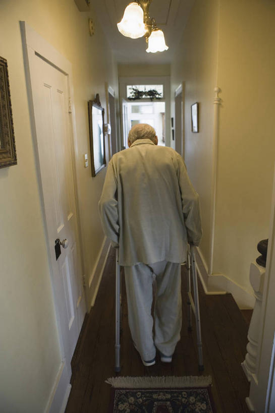 西方人,一个人,走,竖图,室内,白天,门,照明,欧洲,欧洲人,仅一个男性,仅一个人,握,睡衣,服装,工具,墙,走道,走廊,过道,灯光,吊灯,墙壁,墙面,灯,背面,衣服,黄色,灯具,门框,仅一个老年男性,器械,握着,服饰,拐杖,照亮,衣着,照明设备,穿着,医疗器械,助行器,辅助设备,寝衣,衣饰,老年男性,男人,男性,白种人,步行,散步,走路,彩图,全身,四脚拐杖,助步器