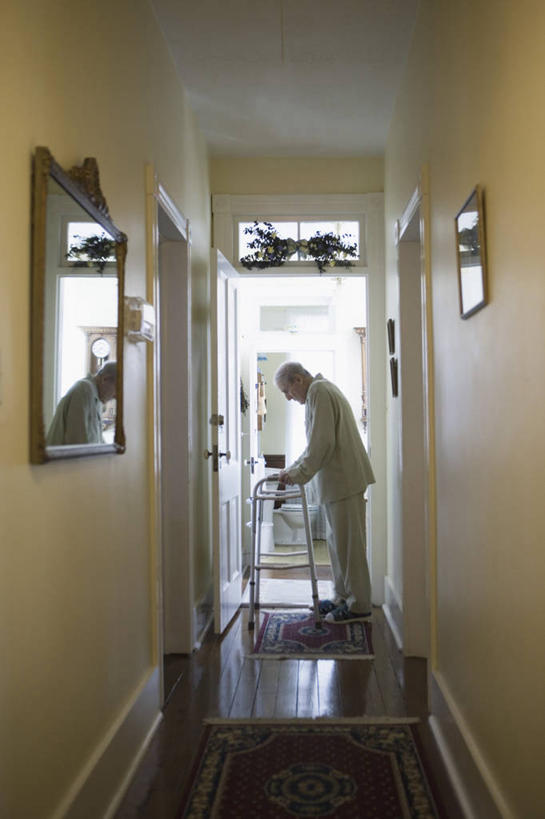 西方人,一个人,站,竖图,室内,白天,侧面,窗户,地板,落地窗,门,欧洲,欧洲人,仅一个男性,仅一个人,撑,弯腰,握,睡衣,服装,工具,墙,走道,走廊,过道,地面,注视,木地板,玻璃窗,墙壁,墙面,衣服,门框,低头,观察,看,站着,仅一个老年男性,器械,握着,服饰,拐杖,观看,察看,撑着,衣着,穿着,关注,医疗器械,助行器,弯身,辅助设备,寝衣,衣饰,老年男性,男人,男性,白种人,装饰画,站立,彩图,全身,四脚拐杖,助步器