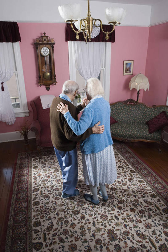 西方人,老年人,两个人,家庭,夫妻,客厅,站,握手,抱,竖图,俯视,室内,白天,裙子,爱情,跳舞,窗户,窗帘,地板,地毯,靠垫,沙发,照明,欧洲,欧洲人,服装,装饰,编织,眼镜,手工艺品,墙,灯光,靠枕,织物,地面,浪漫,休闲装,长裙,吊灯,木地板,玻璃窗,墙壁,墙面,灯,衣服,粉色,帘子,工艺品,灯具,垫子,枕头,站着,休闲,温暖,温馨,一家人,休闲服,遮阳,恩爱,恋人,服饰,抱着,老花镜,优雅,半身裙,华丽,修饰,照亮,点缀,和睦,起居室,搂着,照明设备,舞姿,布艺沙发,衬托,美观,雅致,雅观,华尔兹,客堂,远视眼镜,圆舞,圆舞曲,老年男性,老年女性,男人,男性,女人,女性,白种人,夫妇,情侣,搀手,拉手,搂,搂抱,手拉手,手握手,站立,彩图,高角度拍摄,全身,舞蹈,伴侣,融洽