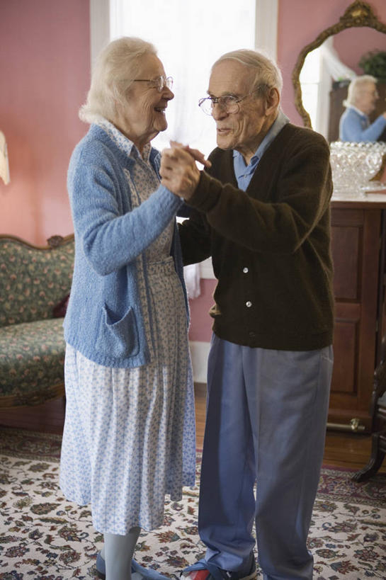 西方人,老年人,两个人,家庭,夫妻,客厅,站,握手,竖图,室内,白天,侧面,裙子,爱情,跳舞,窗户,地毯,沙发,欧洲,欧洲人,服装,装饰,编织,眼镜,手工艺品,墙,织物,浪漫,注视,休闲装,长裙,玻璃窗,墙壁,墙面,衣服,粉色,工艺品,观察,看,站着,休闲,温暖,温馨,一家人,休闲服,恩爱,恋人,服饰,观看,老花镜,优雅,半身裙,华丽,修饰,点缀,和睦,察看,起居室,关注,舞姿,布艺沙发,衬托,美观,雅致,雅观,华尔兹,客堂,远视眼镜,圆舞,圆舞曲,老年男性,老年女性,男人,男性,女人,女性,白种人,夫妇,情侣,装饰画,搀手,拉手,手拉手,手握手,站立,彩图,全身,舞蹈,伴侣,融洽